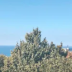 特里雅斯特帕诺拉米克公寓 *