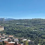 特里雅斯特帕诺拉米克公寓 *